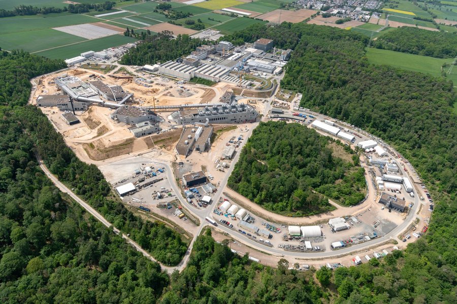 Luftbild der FAIR-Anlage Eine Großbaustelle ist von Wald umgeben.