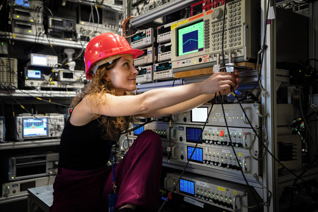 Dr. Barbara Maria Latacz, Wissenschaftlerin am CERN und Erstautorin der Studie, bei der Justierung der Fallenelektronik. Dr. Barbara Maria Latacz, Wissenschaftlerin am CERN und Erstautorin der Studie, bei der Justierung der Fallenelektronik.