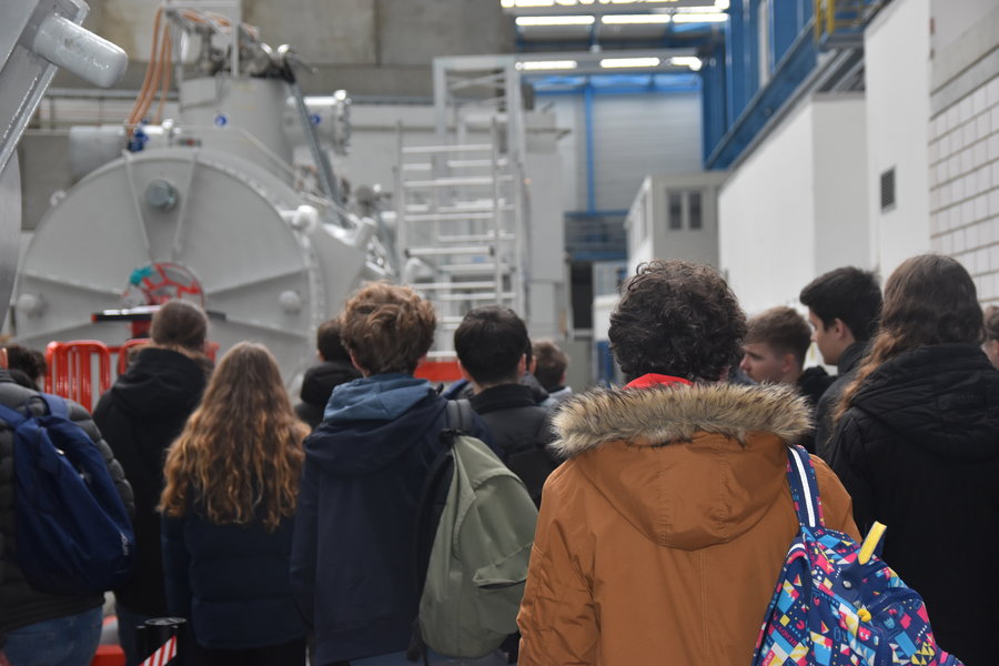 Die Schüler*innen während der geführten Tour