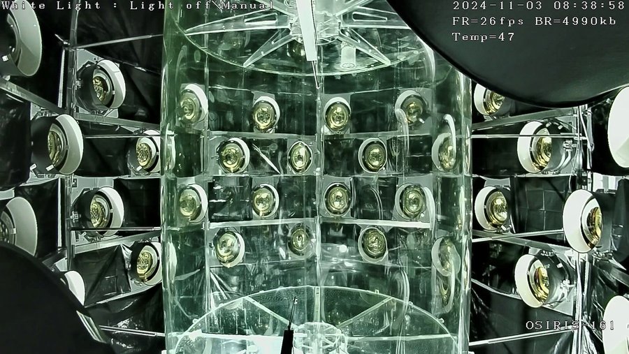 Innenansicht des OSIRIS-Detektors zur Überwachung der radioaktiven Reinheit des Szintillators während der Füllphase von JUNO