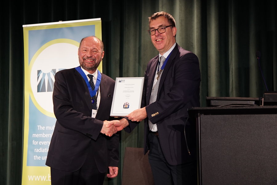 Auszeichnung: Professor Marco Durante (links) mit BIR-Präsident Dr. Nicholas Screaton.