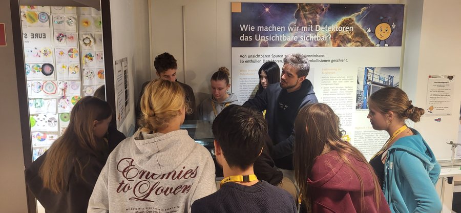 Teilchenspuren im Blick im SCIENCE POP-UP.
