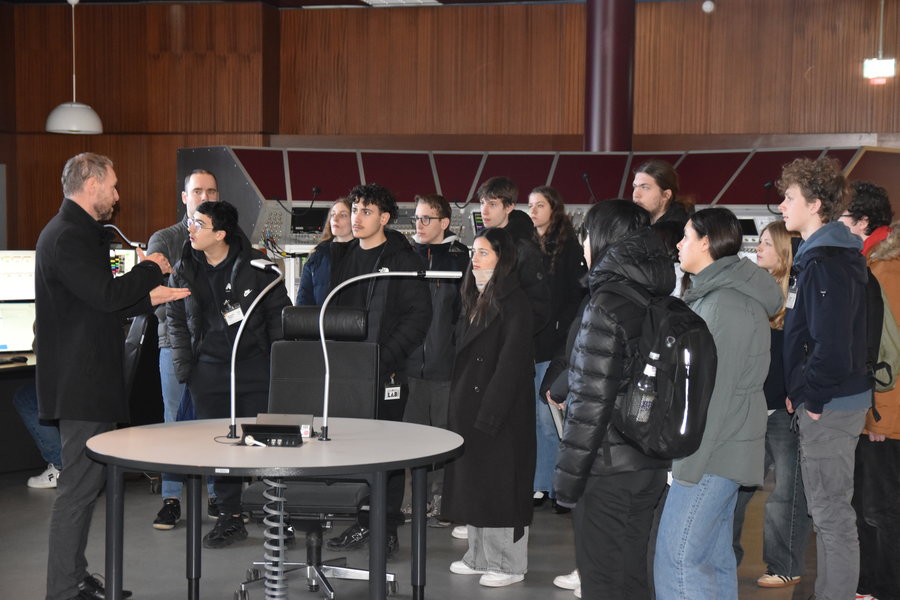 Die Schüler*innen während der geführten Tour im Hauptkontrollraum.