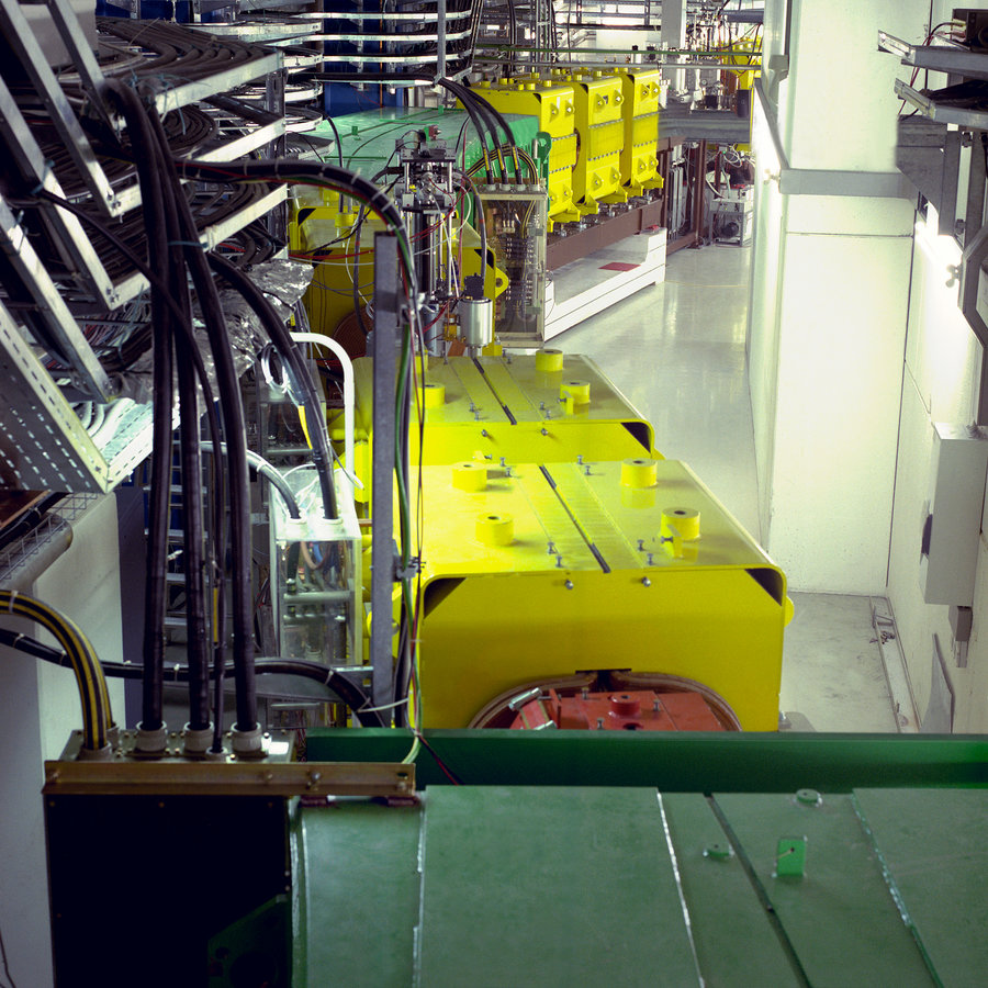 Blick in den GSI-Fragmentseparator Eine Strecke aus grünen und gelben Magneten führt nach hinten.