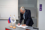 Jörg Blaurock, Technischer Geschäftsführer von GSI und FAIR, bei der Unterzeichnung