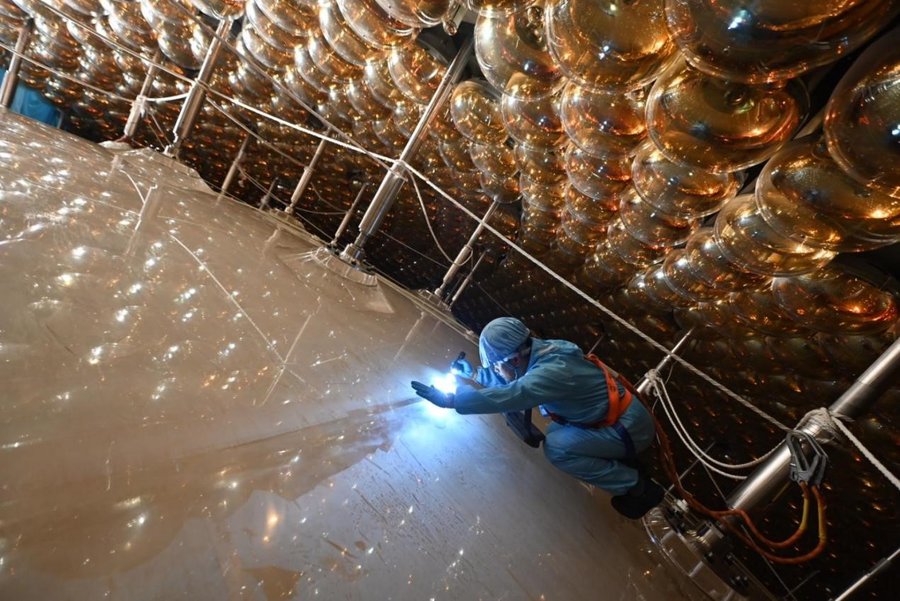 Die zentrale Plexiglaskugel und Photomultiplier-Röhren (PMTs)