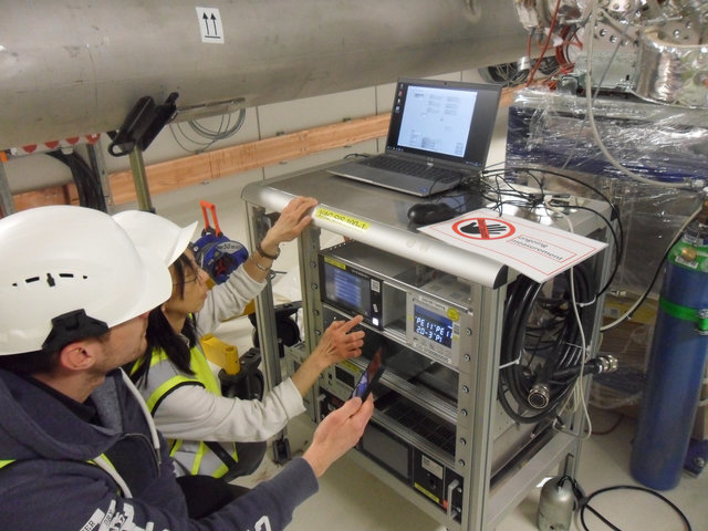 Erste Vakuummessungen im SIS100 durch das Team der Fachabteilung "Vacuum Systems"