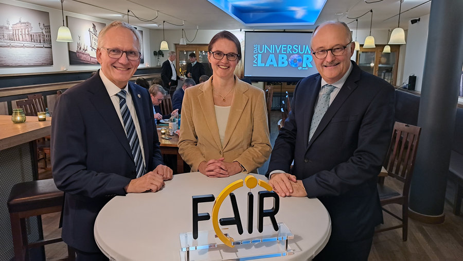 Staatsminister Dr. Michael Meister (r.), Schirmherr der Veranstaltung, Dr. Katharina Stummeyer (m.) und Jörg Blaurock (l.) aus der Geschäftsführung von FAIR und GSI.