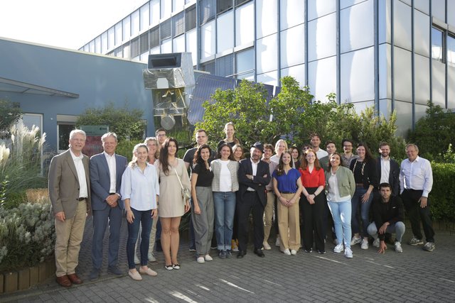 Die Teilnehmenden der Summer School 2025 von ESA und FAIR auf dem Gelände des ESA-Satellitenkontrollzentrums ESOC. Die Teilnehmenden der Summer School 2025 von ESA und FAIR auf dem Gelände des ESA-Satellitenkontrollzentrums ESOC.