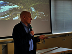 Professor Thomas Nilsson, Wissenschaftlicher Geschäftsführer vor GSI und FAIR, bei der Begrüßung der Teilnehmenden der Radiation Summer School 2026 von ESA und FAIR auf dem GSI- und FAIR-Campus.