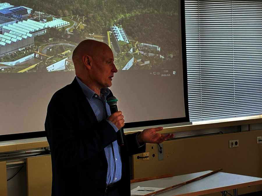 Professor Thomas Nilsson, Wissenschaftlicher Geschäftsführer vor GSI und FAIR, bei der Begrüßung der Teilnehmenden der Radiation Summer School 2026 von ESA und FAIR auf dem GSI- und FAIR-Campus.